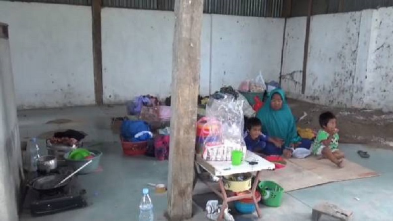 Nenek dan 2 Cucu Tidur di Bekas Pabrik Penggilingan Padi karena Rumahnya Digusur