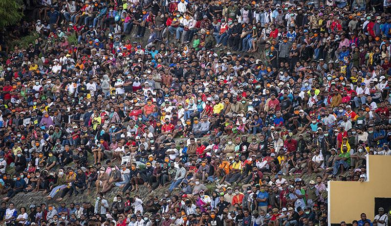 Warga Membeludak, Penonton Final Sepak Bola PON Papua Tumpah Ruah hingga Luar Stadion - Bagian 1
