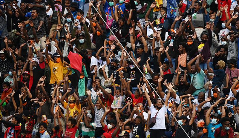 Warga Membeludak, Penonton Final Sepak Bola PON Papua Tumpah Ruah hingga Luar Stadion - Bagian 4
