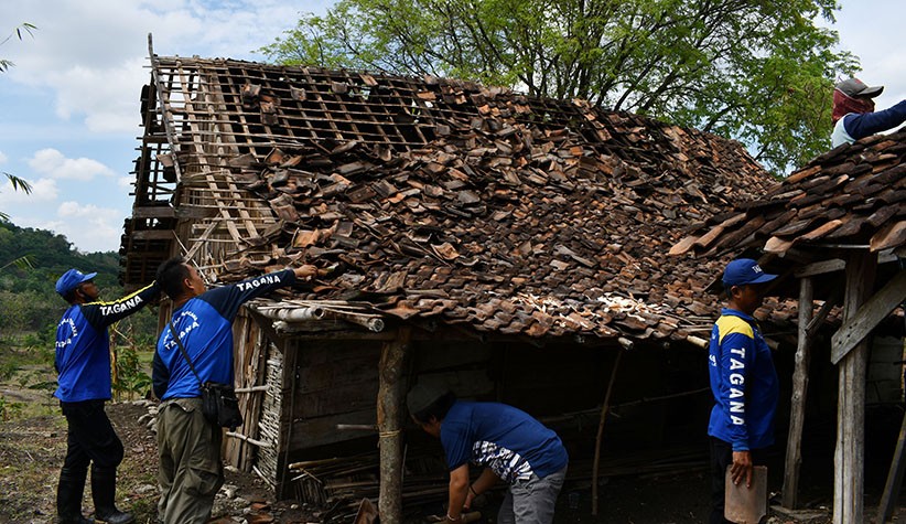 Puting Beliung Terjang Desa Sumberbendo Madiun, 3 Rumah Warga Roboh - Bagian 2