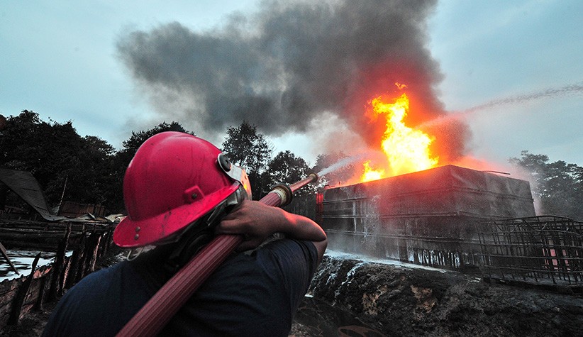 Kebakaran Tempat Penyulingan Minyak Mentah di Jambi - Bagian 3
