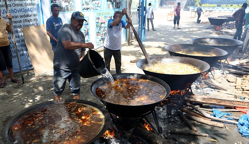 Warga Aceh Gotong Royong Memasak Kuah Beulangong Sambut Maulid Nabi Muhammad SAW - Bagian 1