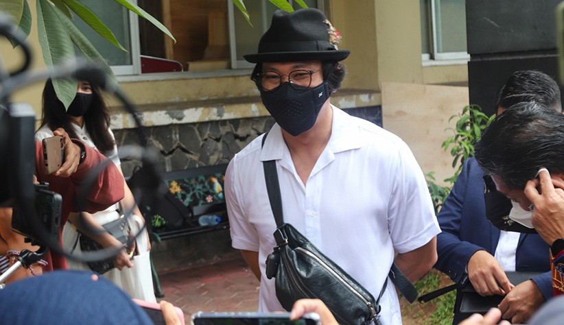 Pakai Topi Fedora Hitam, Denny Sumargo Penuhi Panggilan Polda Metro Jaya - Bagian 1