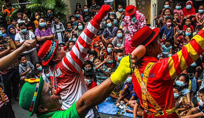 Aksi Para Badut Hibur Masyarakat Terdampak Kebakaran Tambora - Bagian 1