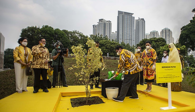 Tasyakuran HUT ke-57 Partai Golkar, Airlangga Hartarto Tanam Beringin Putih - Bagian 1