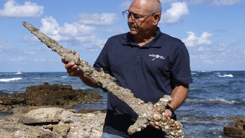 Pria Ini Iseng Menyelam di Laut, Temukan Pedang Perang Salib Berusia 900 Tahun