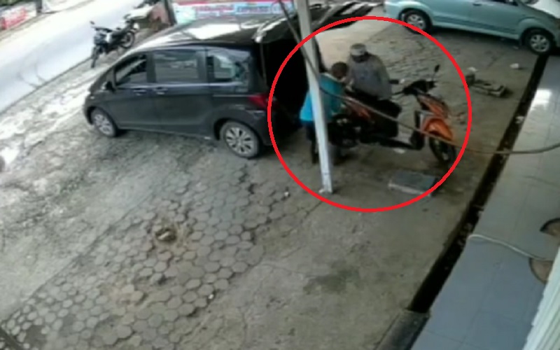 Terekam CCTV, Pencuri Motor Minta Tolong Pemulung Angkut ke Mobil