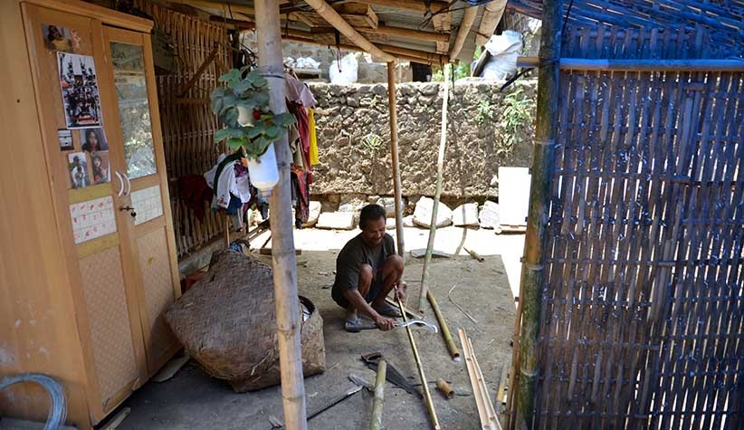 Korban Gempa Karangasem Bangun Hunian Sementara dengan Terpal dan Bambu - Bagian 2