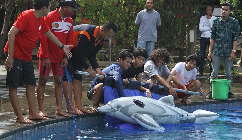 Latihan Teknik Penyelamatan Mamalia Laut Terdampar - Bagian 1