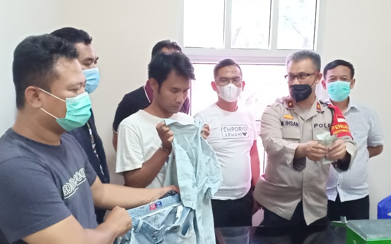 Pura-Pura Sholat Jamaah, Pria Ini Bobol Kotak Amal