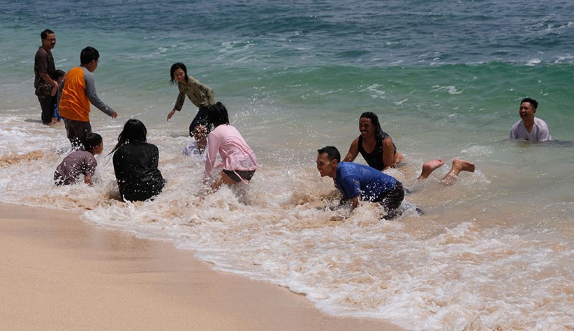 Ramainya Wisatawan Bermain di Pantai Gunungkidul - Bagian 3