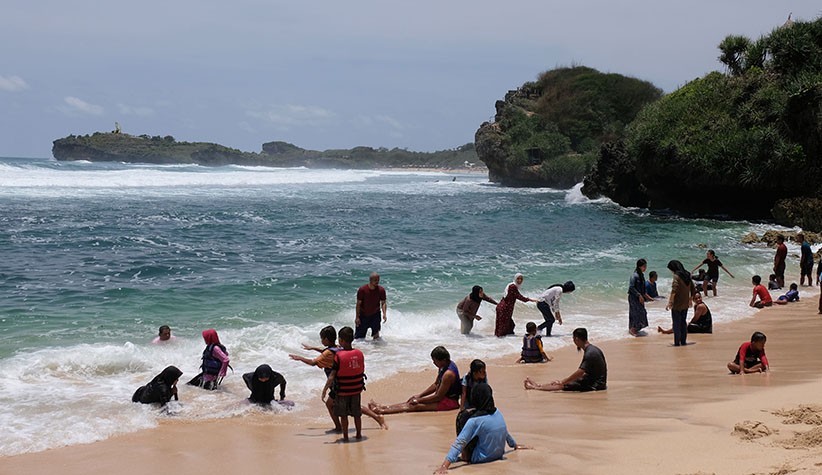 Ramainya Wisatawan Bermain di Pantai Gunungkidul - Bagian 1