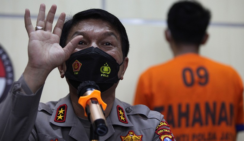 Pengancam Nasabah Pinjol Ilegal Tutup Muka saat Dibawa Polisi - Bagian 3