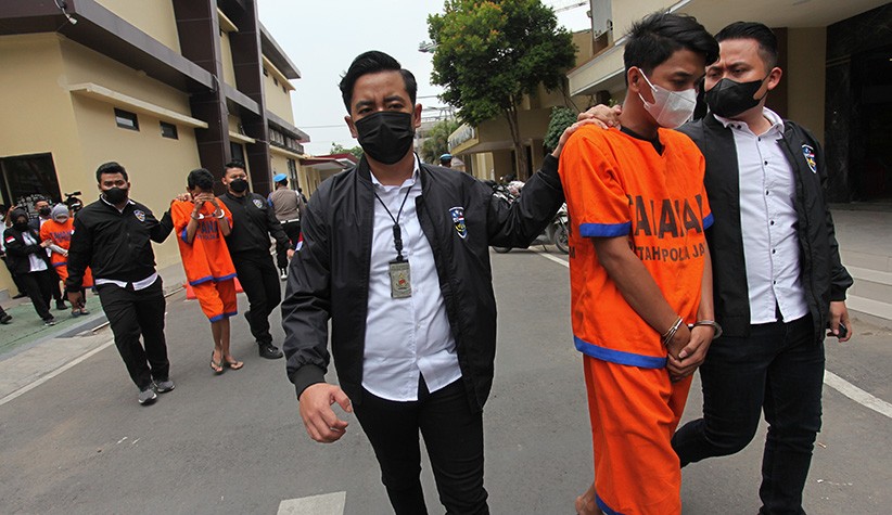 Pengancam Nasabah Pinjol Ilegal Tutup Muka saat Dibawa Polisi - Bagian 1