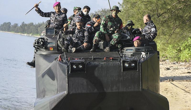 KSAL Kemudikan Ranpur LVT-7, Cek Latihan Operasi Amfibi TNI AL - Bagian 1