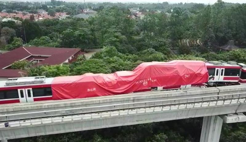 Penampakan dari Udara Kecelakaan LRT, 2 Gerbong Menumpuk Ditutup Terpal Merah - Bagian 1