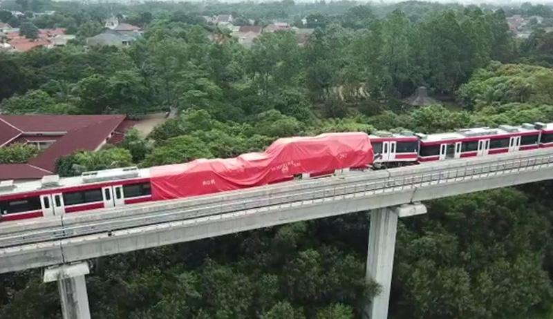 Penampakan dari Udara Kecelakaan LRT, 2 Gerbong Menumpuk Ditutup Terpal Merah - Bagian 3