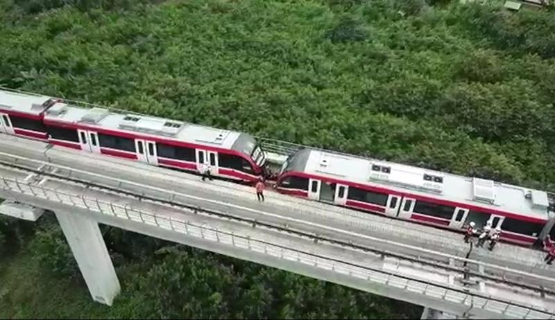 Penampakan dari Udara Kecelakaan LRT, 2 Gerbong Menumpuk Ditutup Terpal Merah - Bagian 4