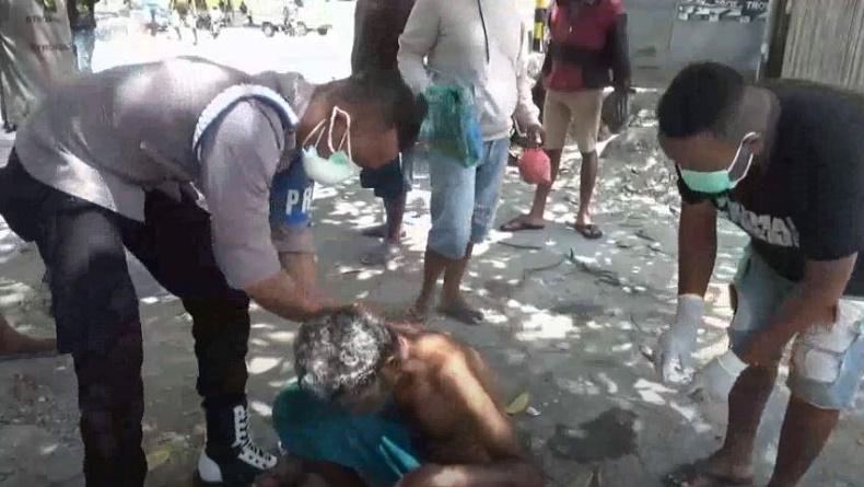Momen Haru Polisi Rawat dan Mandikan ODGJ di Jalan: Kasihan, Dia Ini Juga Manusia 