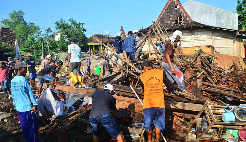 Angin Puting Beliung Terjang Desa Karanggeneng Grobogan, Satu Rumah Roboh - Bagian 1