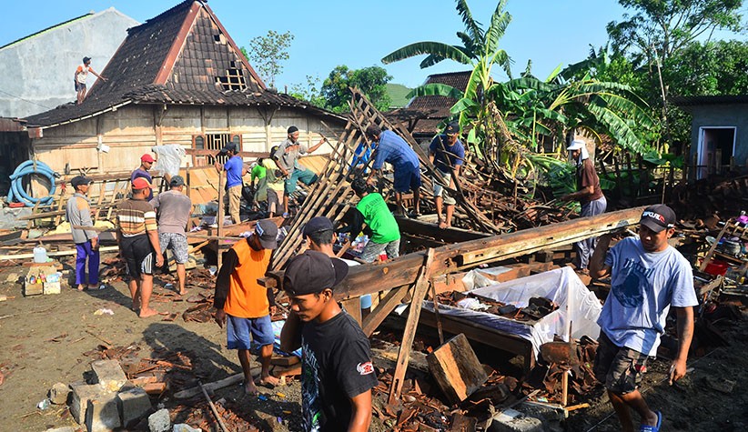 Angin Puting Beliung Terjang Desa Karanggeneng Grobogan, Satu Rumah Roboh - Bagian 2