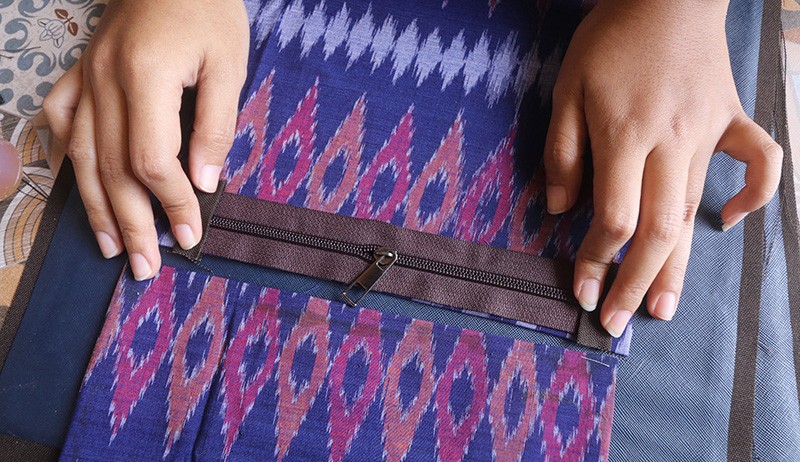 Latihan Membuat Tas Berbahan Kain Tenun Ikat Khas Kediri - Bagian 2