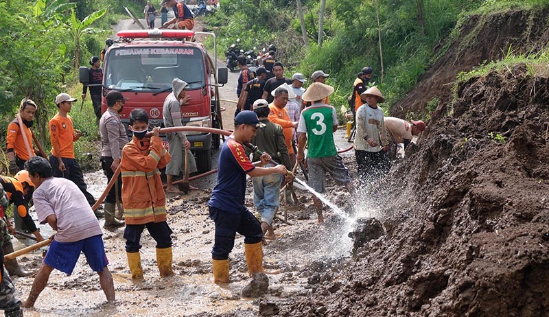 Tebing 15 Meter Longsor Tutup Akses Jalan Kabupaten Magelang - Temanggung - Bagian 1