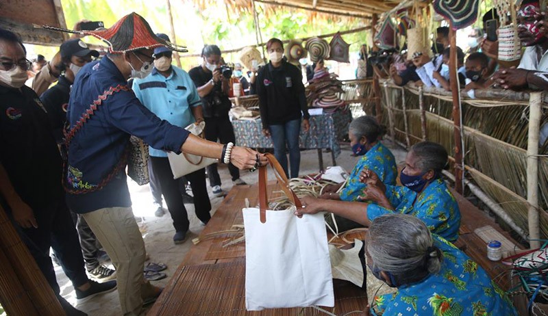 Mama Perajin Noken di Arborek Raja Ampat Curhat, Sandiaga Uno Berikan Solusi - Bagian 1