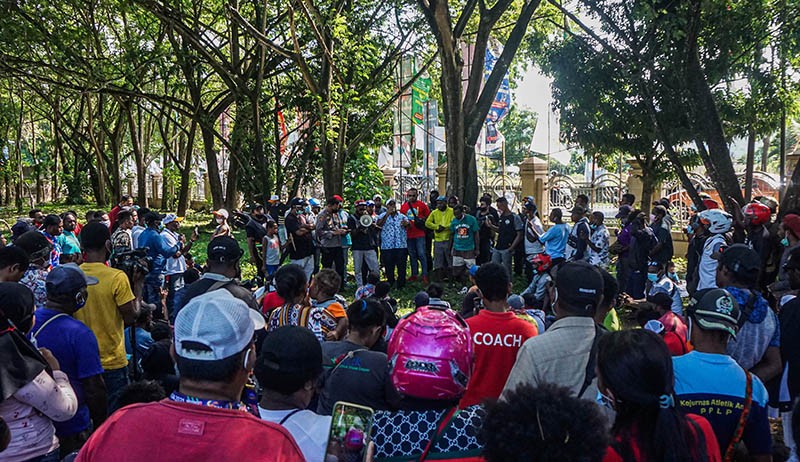 Mengaku Belum Dibayar, Ratusan Relawan PON Papua Gelar Unjuk Rasa - Bagian 1
