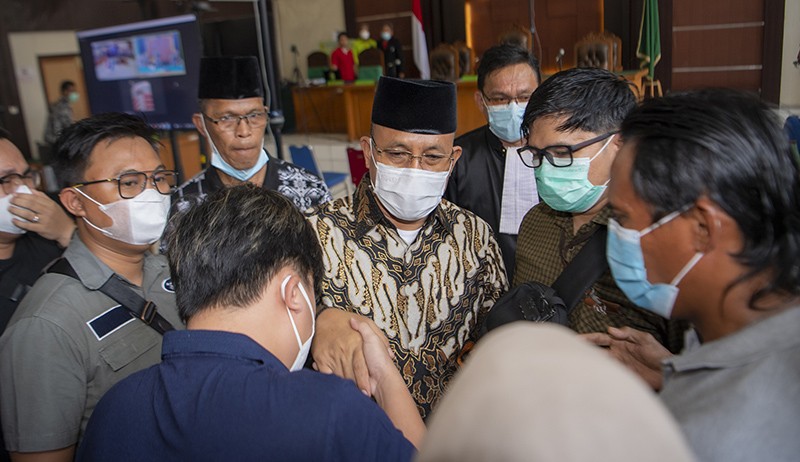 Bupati Muara Enim Nonaktif Juarsah Divonis 4,5 Tahun Penjara, Pendukung Menangis - Bagian 2