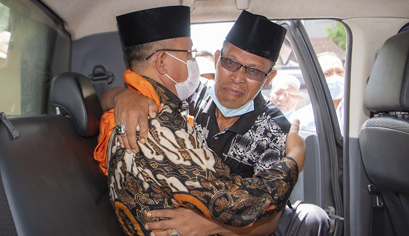 Bupati Muara Enim Nonaktif Juarsah Divonis 4,5 Tahun Penjara, Pendukung Menangis - Bagian 1