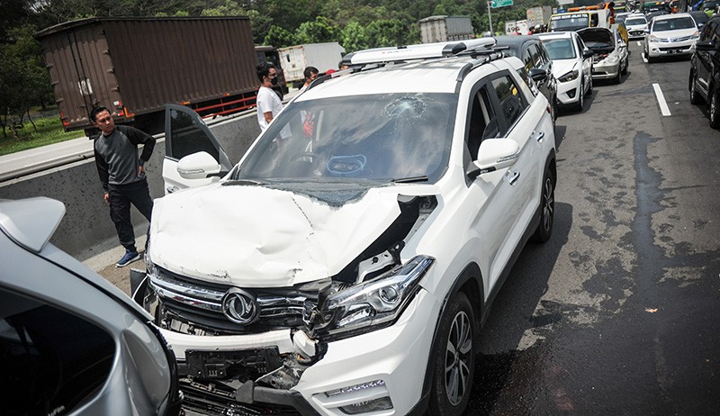 Penampakan 11 Kendaraan Tabrakan Beruntun di KM 49 Tol Jakarta-Cikampek - Bagian 1