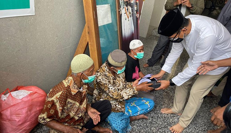 Kunker ke Ambon, Menteri Sandiaga Bahagia Bisa Sholat Jumat sambil Berbagi Peci dan Sarung - Bagian 1