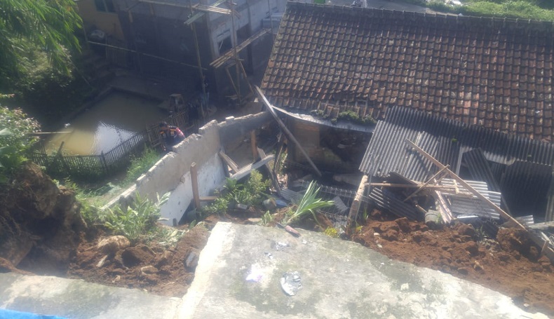 Longsor Terjang Kampung Gunungjati Sukabumi, 1 Madrasah Rusak