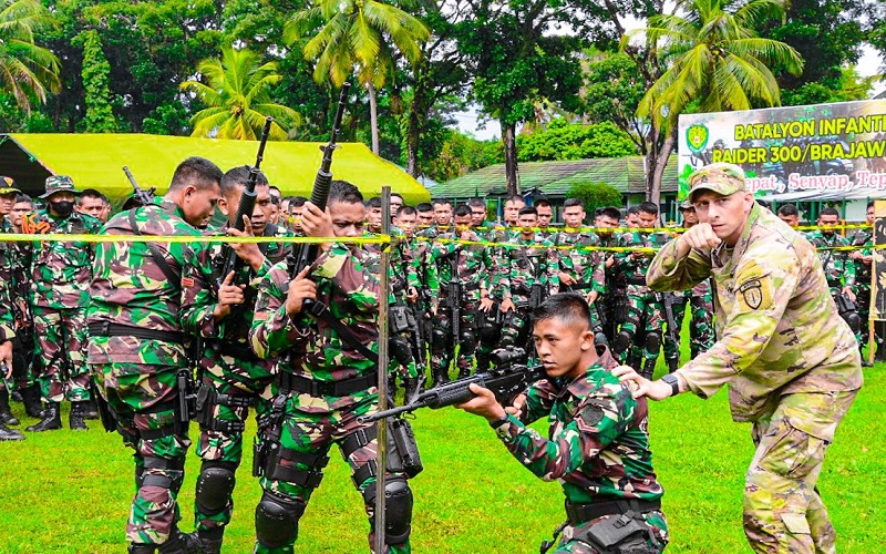 Prajurit Yonif Raider 300-US Army Berbagi Ilmu Pertempuran Jarak Dekat