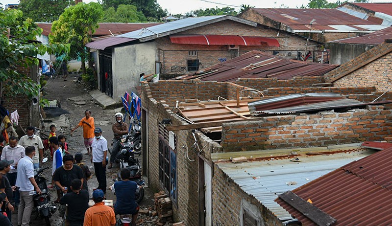 Dampak Angin Puting Beliung di Medan, 11 Rumah Rusak - Bagian 1
