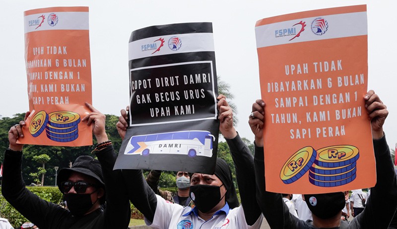Upah Belum Dibayar Selama Setahun, Pekerja Damri Gelar Unjuk Rasa - Bagian 1