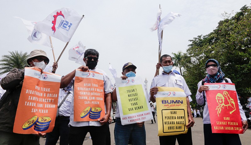 Upah Belum Dibayar Selama Setahun, Pekerja Damri Gelar Unjuk Rasa - Bagian 2