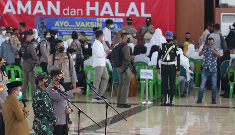 Panglima TNI - Kapolri Serahkan Sembako dan Tinjau Vaksinasi di Banda Aceh - Bagian 2