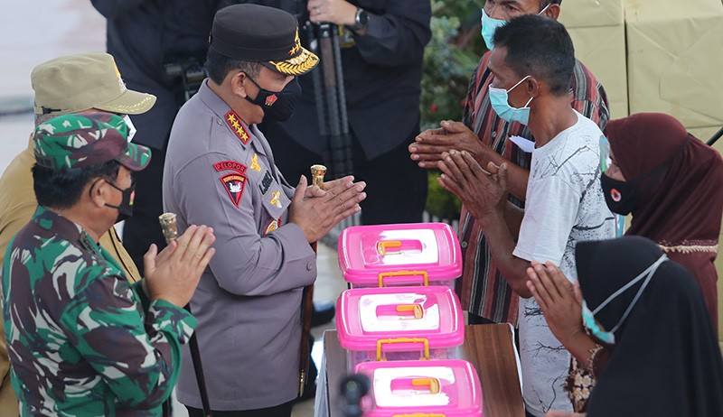 Panglima TNI - Kapolri Serahkan Sembako dan Tinjau Vaksinasi di Banda Aceh - Bagian 1