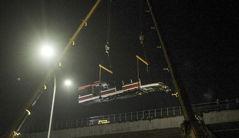 Hancur, Begini Penampakan Gerbong LRT yang Kecelakaan saat Dievakuasi - Bagian 2