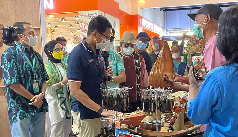 Dorong Pemulihan Ekonomi, Menteri Sandiaga Temui Pelaku UMKM di Ambon City Center - Bagian 3