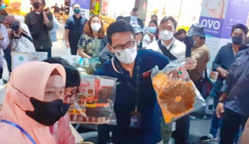 Dorong Pemulihan Ekonomi, Menteri Sandiaga Temui Pelaku UMKM di Ambon City Center - Bagian 2