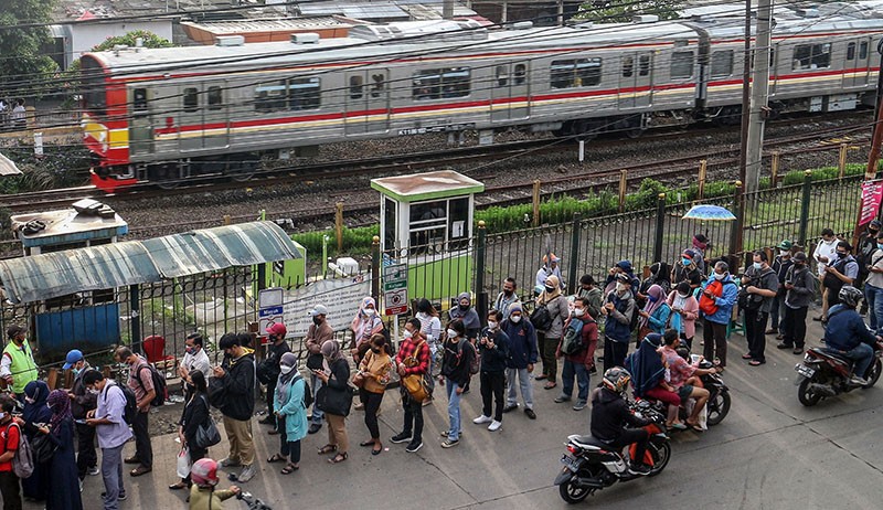 Potret Antrean Panjang Calon Penumpang KRL hingga Luar Stasiun Bojonggede - Bagian 1