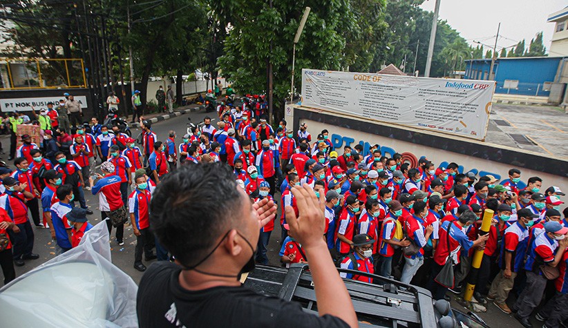 Protes PHK, Ratusan Buruh Tutup Jalan Pasar Rebo - Bagian 2