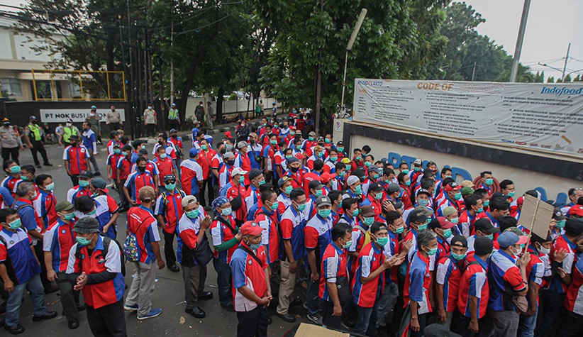 Protes PHK, Ratusan Buruh Tutup Jalan Pasar Rebo - Bagian 1