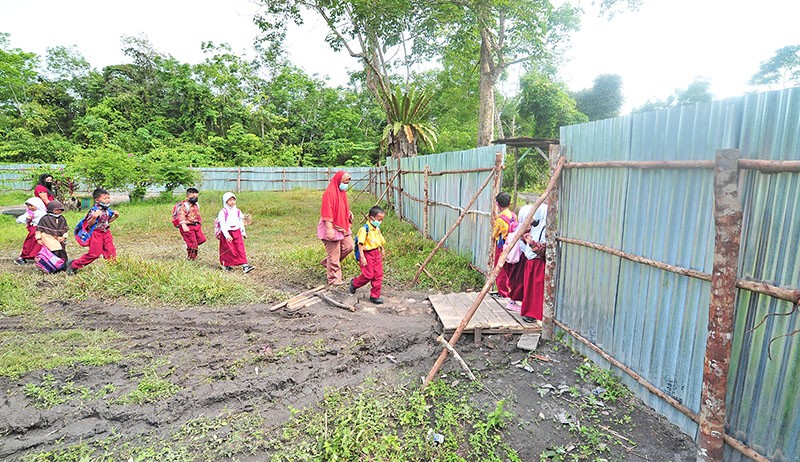 Penampakan dari Udara Sekolah Berdiri di Lahan Sengketa Ditutup Pagar Seng - Bagian 2