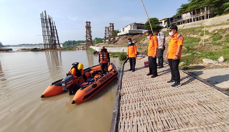 BPBD Jatim dan Tim SAR Sisir Lokasi Perahu Tenggelam di Bojonegoro - Bagian 1