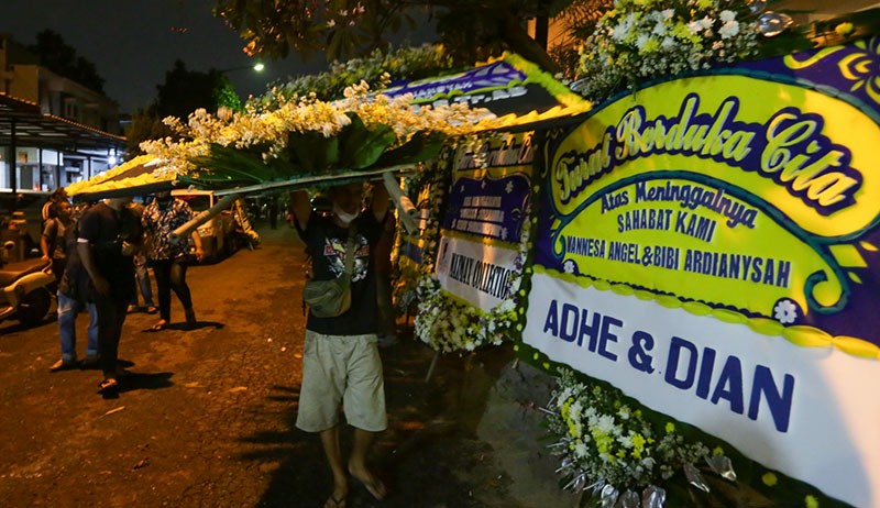 Rumah Vanessa Angel Dipenuhi Karangan Bunga Duka Cita - Bagian 3