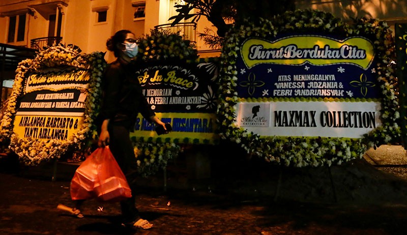 Rumah Vanessa Angel Dipenuhi Karangan Bunga Duka Cita - Bagian 4